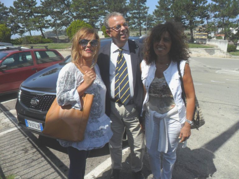 Vito Piazzolla tra Viviana Seponiere (sx) e Rita Acquaviva (dx)