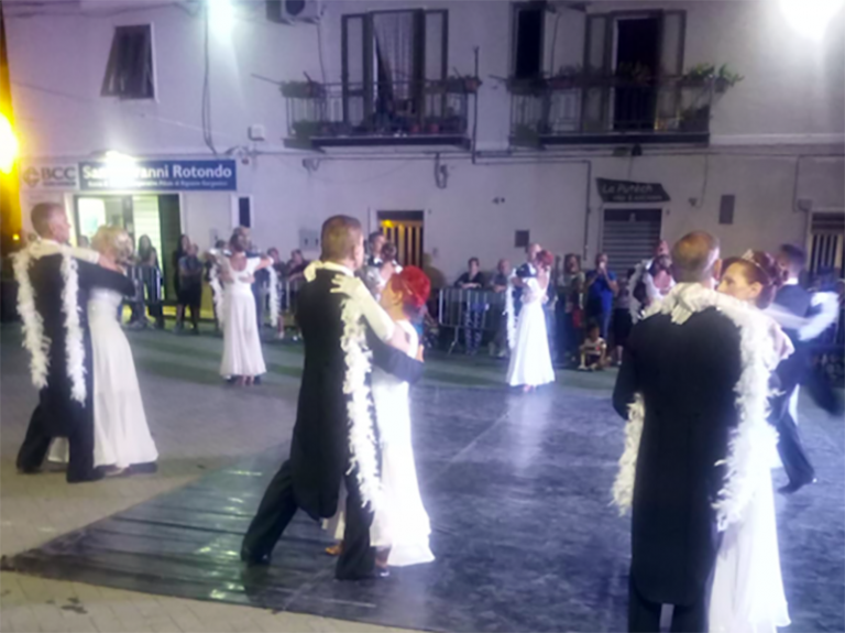 Un momento del ballo.