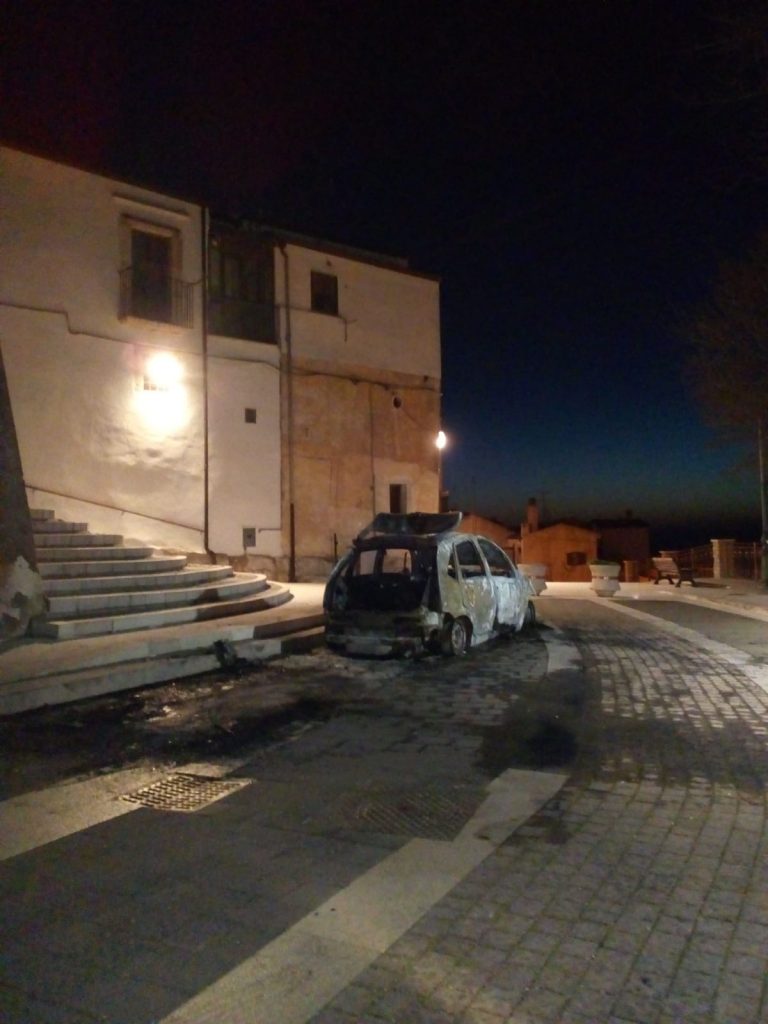 Due delle auto incendiate