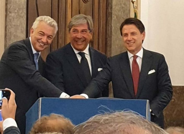 Al centro della foto, Giovanni B.E.Terrenzio