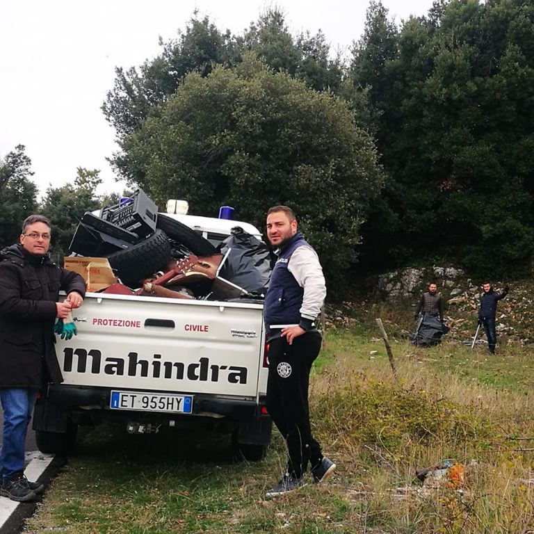 L'autocarro pieno d'immondizia