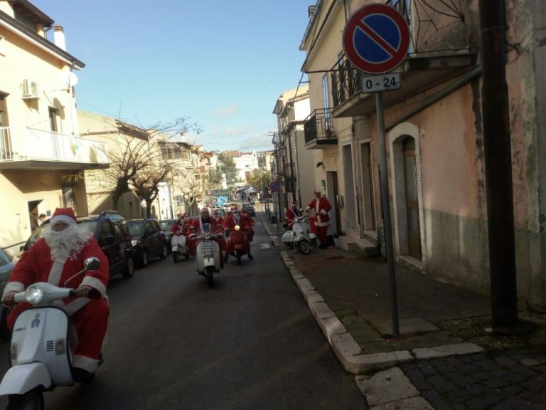 Babbi Natale in vespa