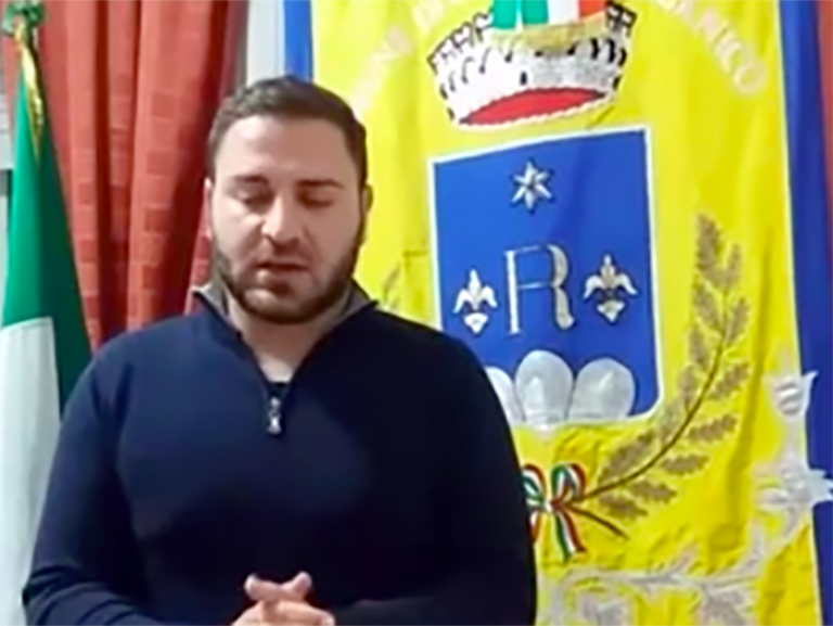 Un disperato Luigi Di Fiore, sindaco di Rignano, che ieri ha lanciato un accorato appello ai compaesani: restate a casa!