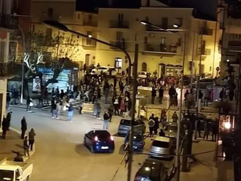 Emergenza Coronavirus. Dopo il funerale che ha infettato decine di persone, ora la messa del Venerdì Santo con centinaia di cittadini. Polemiche sui social nei confronti del sindaco di San Marco in Lamis Michele Merla e del parroco Don Matteo Ferro.
