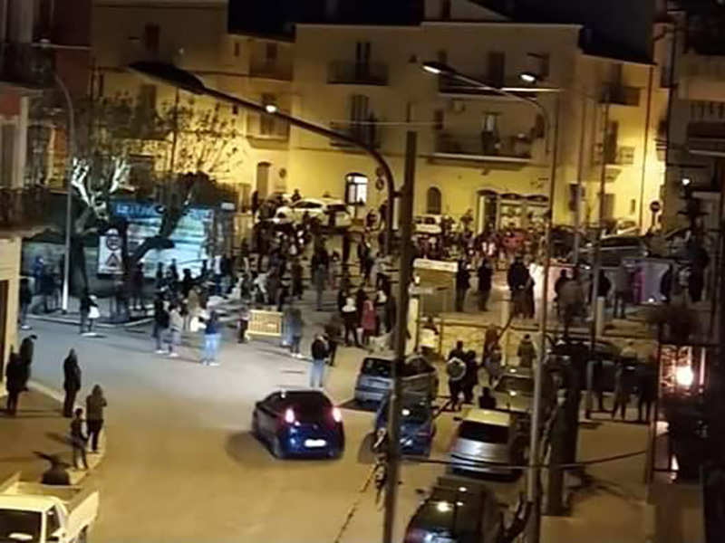 Emergenza Coronavirus. Dopo il funerale che ha infettato decine di persone, ora la messa del Venerdì Santo con centinaia di cittadini. Polemiche sui social nei confronti del sindaco di San Marco in Lamis Michele Merla e del parroco Don Matteo Ferro.