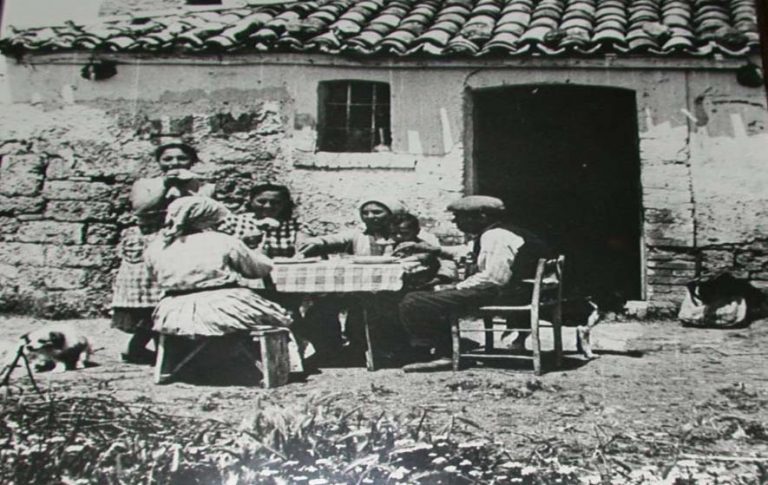 Famiglia contadina al pranzo,anni'60