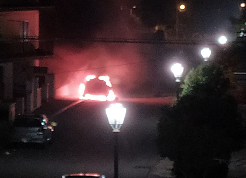 Un fragoroso boato ha svegliato Rignano alle 4 di mattina: auto in fiamme in Via Guttuso. Sul posto i Carabinieri e i Vigili del Fuoco. Ignote le cause del rogo.
