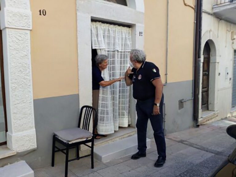 Michele Emiliano si ferma a salutare una anziana commerciale del paese.