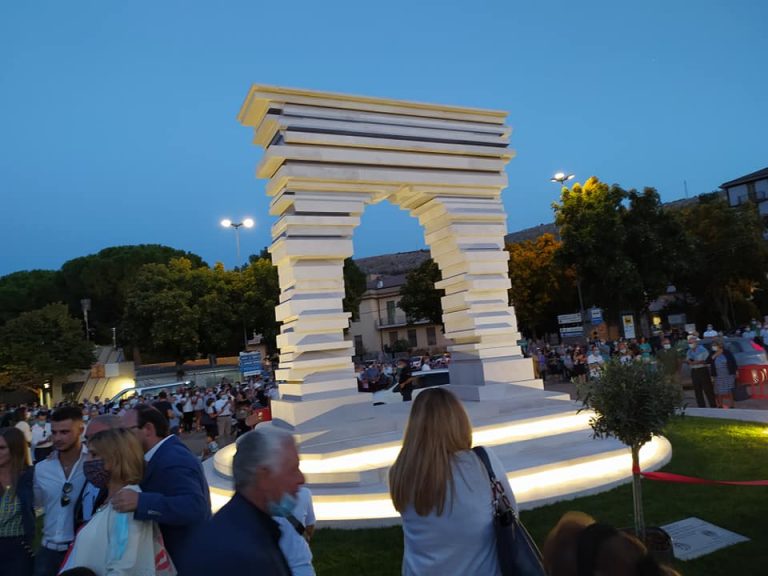 Festa grande e partecipata, quella con Antonio Pio Saracino e il suo originale Arco inaugurato ieri sera in pompa magna, a San Marco in Lamis.