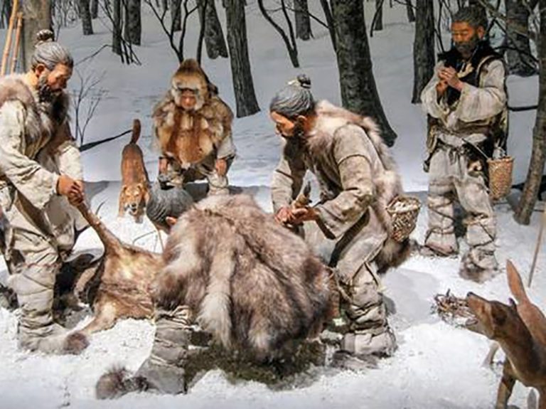 I cani vivevano con l'uomo già 15.000 anni fa. Rinvenuti resti di canidi "domestici" a Grotta Paglicci e a Grotta Romanelli. Risalgono al Paleolitico Superiore.