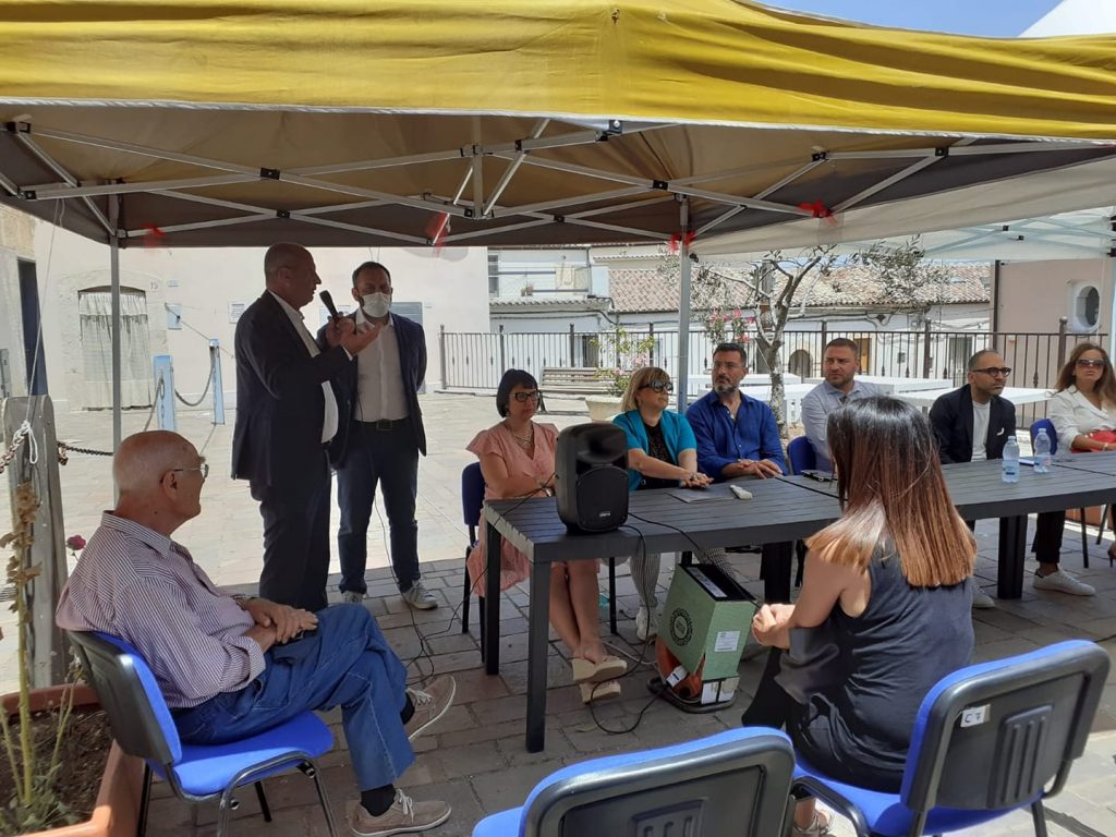 Rosario Cusmai durante il suo intervento di chiusura della manifestazione inaugurale del Museo di Grotta Paglicci.