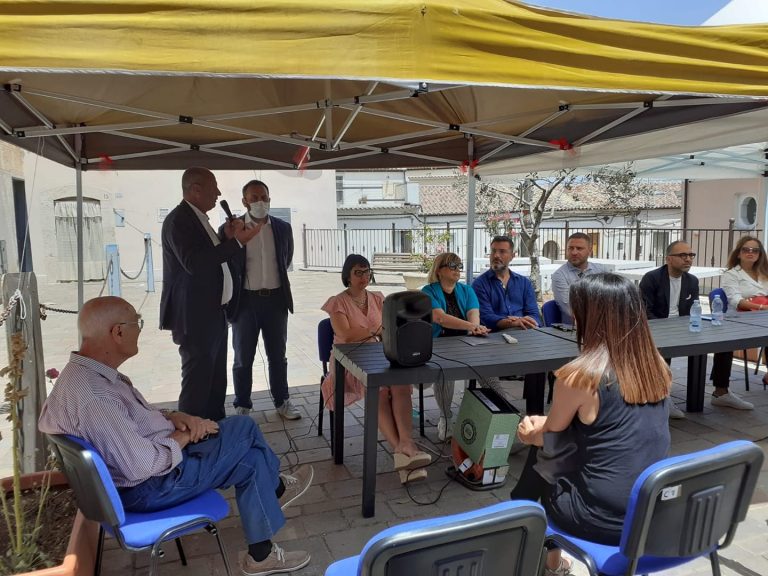 Rosario Cusmai durante il suo intervento di chiusura della manifestazione inaugurale del Museo di Grotta Paglicci.