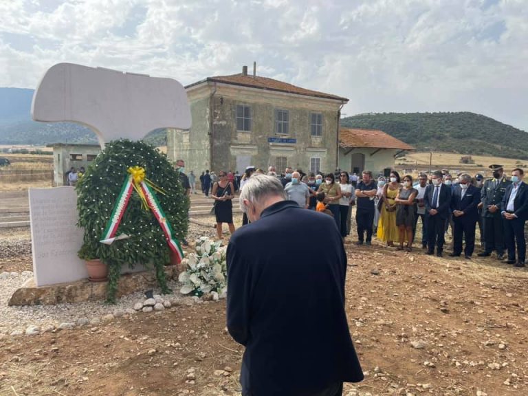 Un momento della commemorazione, in primo piano don Luigi Ciotti orante (Foto di Pasquale Gatta).