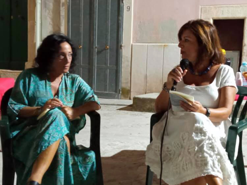 Rosanna Santoro a sinistra durante la presentazione del suo volume di poesie a Rodi Garganico.