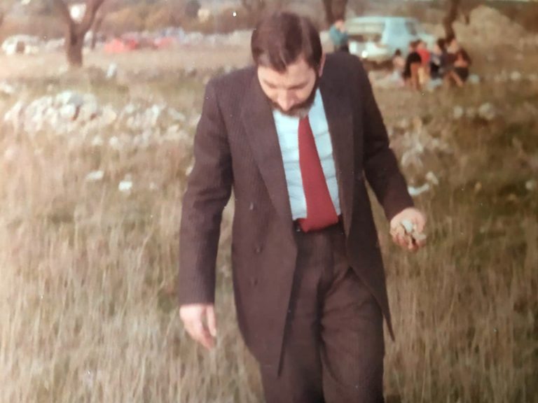 Una immagine di Antonio Del Vecchio mentre raccoglie i funghi negli anni '80.
