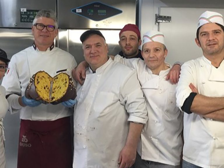 La squadra del Noir produce uno dei panettoni più buoni d'Italia.