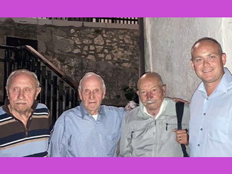 Spurlock con il giornalista Antonio Del Vecchio e con gli eredi di Giuseppe Scipione Del Vecchio.