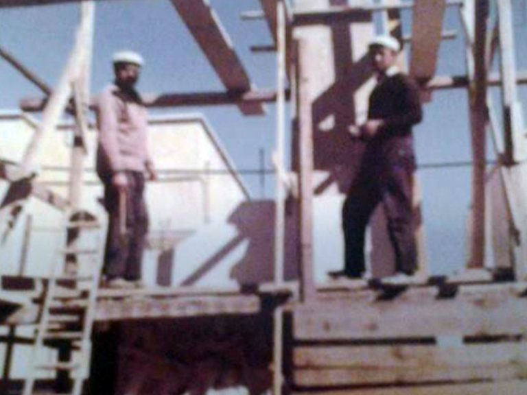 I muratori al lavoro a Rignano nel 1970 per la costruzione del Monumento dei Caduti.
