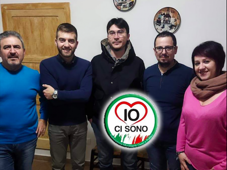 Luigi Mossuto con alcuni degli esponenti del movimento "Io ci sono" di Rignano Garganico.