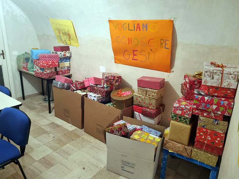 I regali notati ai bambini di Rignano Garganico.