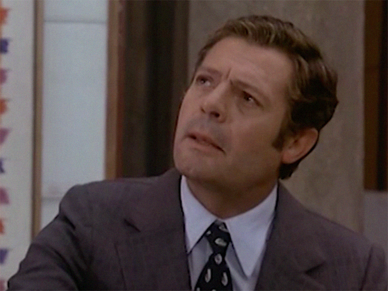 Marcello Mastroianni interpreta Giuseppe Montesano nella miniserie televisiva di Nanni Loy, dal titolo A che punto è la notte.