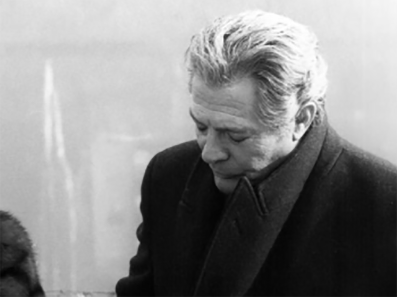 Marcello Mastroianni interpreta Giuseppe Montesano, alias Commissario Santamaria, nel film La Donna della Domenica.